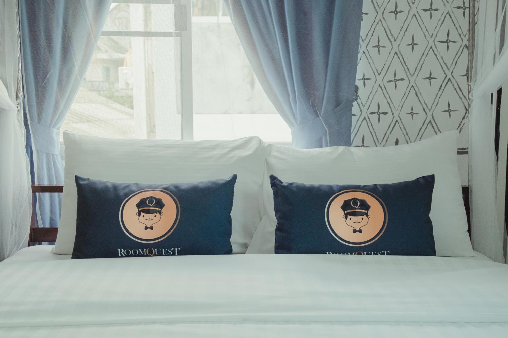 Roomquest Chiang Mai Tha Phae Exteriör bild